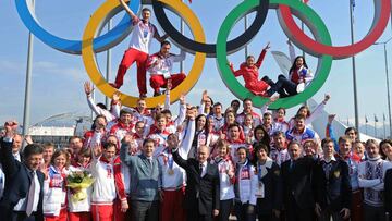 Vladimir Putin posa con los atletas de Rusia antes de los Juegos Ol&iacute;mpicos de Invierno de Sochi 2014.