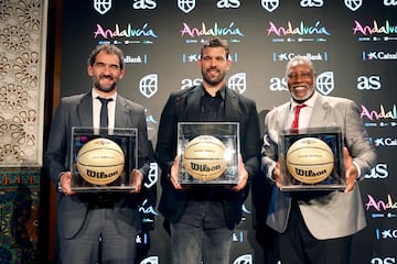 Jorge Garbajosa, Marc Gasol y Audie Norris posando con el galardón.