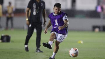Soccer Football - Copa Libertadores - Round of 16 - Second Leg - Santos v Liga de Quito - Estadio Vila Belmiro, Santos, Brazil - December 1, 2020 Santos' Yeferson Soteldo during the warm up before the match Pool via REUTERS/Amanda Perobelli