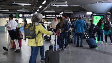 Varios viajeros durante la operación salida por el puente de mayo, en la Estación de Atocha, a 30 de abril de 2024, en Madrid (España). Renfe ha ofertado un millón de plazas en sus trenes VE, Avlo, Alvia, Euromed e Intercity para el puente de mayo, en el que se celebra el Día del Trabajador, 1 de mayo, y el día de la Comunidad de Madrid, 2 de mayo.
30 ABRIL 2024;OPERACIÓN SALIDA;PUENTE DE MAYO;
Fernando Sánchez / Europa Press
30/04/2024