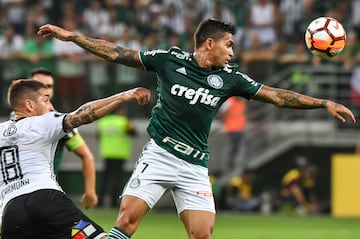 Dudu (R) of Brazil's Palmeiras, vies for the ball with Carlos Carmona (L) of Chile's Colo-Colo, during their 2018 Copa Libertadores football match held at Allianz Parque stadium, in Sao Paulo, Brazil, on October 3, 2018. (Photo by NELSON ALMEIDA / AFP)