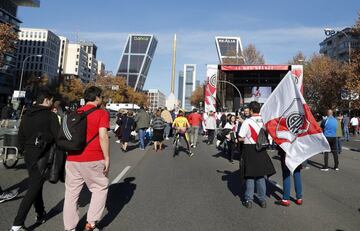 Seguidores de River desde la fan zone habilitada para ellos en Plaza de Castilla