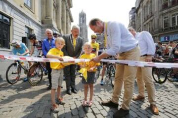 El director general del Tour Christian Prudhomme acompañado del alcalde de Utrecht Jan van Zanen dan comienzo a la segunda etapa.