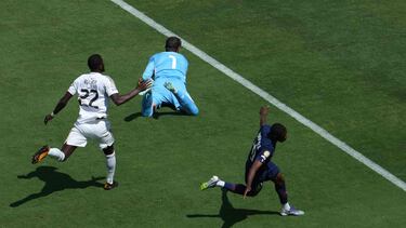 Paris Saint-Germain's French forward #10 Ousmane Dembele (R) celebrates scoring his team's second goal during the FIFA Club World Cup 2025 semifinal football match between France's Paris Saint-Germain and Spain's Real Madrid at MetLife stadium in East Rutherford, New Jersey on July 9, 2025. (Photo by TIMOTHY A. CLARY / AFP)