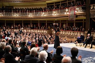 La jugadora olímpica de bádminton , Carolina Marín, muestra al público del teatro Campoamor, el Premio Princesa de Asturias de los Deportes.