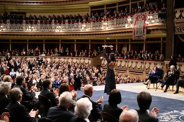 La jugadora olímpica de bádminton , Carolina Marín, muestra al público del teatro Campoamor, el Premio Princesa de Asturias de los Deportes.