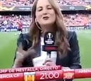 ¡Periodista sufrió terrible pelotazo en despacho en vivo!