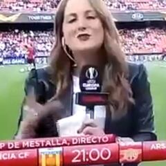Una periodista de GOL se lleva un pelotazo tremendo en pleno directo en Mestalla