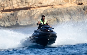 Vinicius Junior disfruta de unos días de vacaciones en la isla de Ibiza.