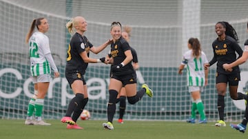 Las jugadoras del Real Madrid celebran un gol.