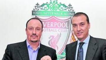 <b>CON SUS FIGURAS. </b>Catalán y Benítez sostienen la camiseta de Steven Gerrard