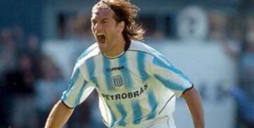 11 futbolistas chilenos vistieron la camiseta del cuadro argentino: Adrián Rojas, Gonzalo Espinoza, Jaime Ramírez Banda, José Luis Villanueva (en la foto), Manuel Neira, Marcelo Vega, Milovan Mirosevic, Pablo Contreras Fica, Pablo Galdames, Reinaldo Navia, Sergio Livingstone.