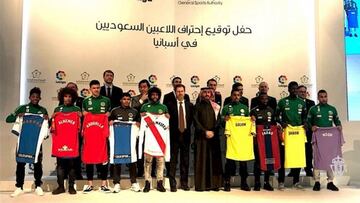Los nueve futbolistas saudís posaron con sus nuevas camisetas en un acto el pasado domingo con la presencia de los presidentes españoles.