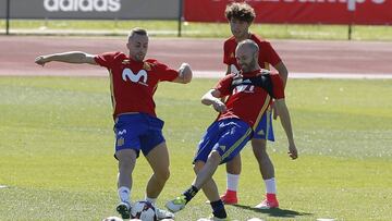 Deulofeu pugna un bal&oacute;n con Iniesta, mientras Odriozola lo mira todo a cierta distancia.