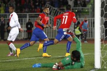 Raúl Fernández ya en el suelo después de la volea de Eduardo Vargas. Fue el 3-0.