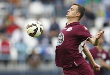 El delantero del Deportivo Oriol Riera controla el balón, durante el partido ante el Málaga