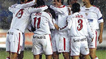 <b>AL MAL TIEMPO, BUENA CARA</b>. Aunque el partido se jugó bajo unas adversas condiciones metereológicas, el Sevilla le puso buena cara y ganó.