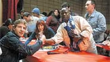 <b>EN LA CÁRCEL</B>. Martín Palermo, Nacho y Ochoa visitaron ayer la prisión de Nanclares de Oca con motivo de un acto de la Fundación del Alavés. Los tres jugadores firmaron autográfos, llevaron regalos y contestaron a las preguntas de los presos, rompiendo la monotonía habitual.