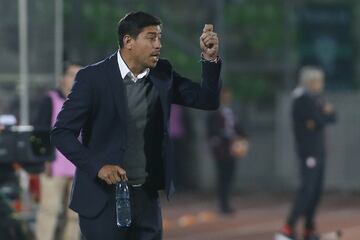 El entrenador de Santiago Wanderers Nicolas Cordoba da instrucciones a sus jugadores durante el partido de tercera fase de la Copa Libertadores contra Independiente de Santa Fe disputado en el estadio Elias Figueroa de Valparaiso, Chile.