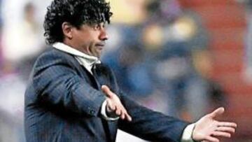 <b>DESESPERADO. </b>Frank Rijkaard sabe que las cosas no le están saliendo nada bien desde hace tiempo.