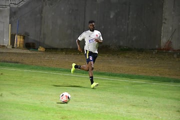 Colombia entrenó por última vez en la sede deportiva de Barranquilla antes de enfrentar este viernes a Venezuela por la primera fecha de las eliminatorias. Carlos Queiroz ultimó detalles tácticos para el partido y se vio a todos los jugadores bastante activos. Probaron definición, centros y defensa durante la jornada. 