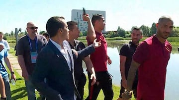 Cristiano lanza a un lago el micrófono de un periodista.