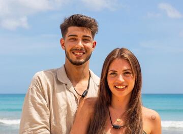 Un a?o de relaci¨®n en el contador de estos madrile?os que se enfrentar¨¢n a la prueba de amor m¨¢s dif¨ªcil. Marina tiene claro el momento que m¨¢s disfruta con su novio: "Lo que m¨¢s me gusta de ¨¦l es el sexo. Porque no discutimos y es cuando mejor estoy. Por las noches le cojo el m¨®vil y hago alguna ojeada".