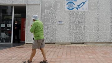 Tourists arrive at the mobile coronavirus disease (COVID-19) vaccination points installed by Spain's Valencia Health Ministry in Benidorm, Spain, November 17, 2021. REUTERS/Eva Manez