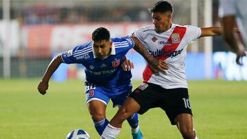 Futbol, Universidad de Chile vs Curico Unido.
Fecha 7, campeonato Nacional 2022.
El jugador de Universidad de Chile Jeisson Vargas, izquierda, juega el balón contra Curico Unido durante el partido de primera division realizado en el estadio Santa Laura.
Santiago, Chile.
17/03/2022
Marcelo Hernandez/Photosport
Football, Universidad de Chile vs Curico Unido.
5th date, 2022 National Championship.
Universidad de Chile’s player Jeisson Vargas, left , play the ball against Curico Unido during the first division match at Santa Laura stadium.
Santiago, Chile.
17/03/2022
Marcelo Hernandez/Photosport