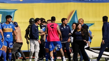 Futbol, Everton vs Universidad Catolica.
Fecha 24, Liga de Primera 2025.
El entrenador de Everton, Mauricio Larriera, durante la invasion de hinchas a la cancha en el partido de la Liga de Primera contra Universidad Catolica realizado en el estadio Sausalito de Vina del Mar, Chile.
19/10/2025
Sebastian Cisternas/Photosport
Football, Everton vs Universidad Catolica.
24th turn, First division league.
Everton’s head coach, Mauricio Larriera, during a first division match against Universidad Catolica at the Sausalito stadium in Vina del Mar, Chile.
19/10/2025
Sebastian Cisternas/Photosport