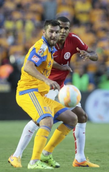 André-Pierre Gignac es custodiado por el defensor brasileño Enando.