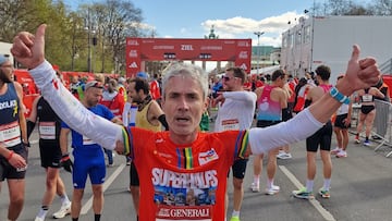 El atleta español Martín Fiz celebra su victoria en la categoría M60 de la Media Maratón de Berlín.
