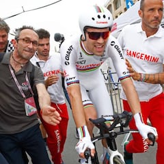 Dumoulin inicia la defensa de su título con triunfo y maglia rosa