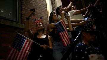 Personas viendo el show de fuegos artificiales del 4 de julio.