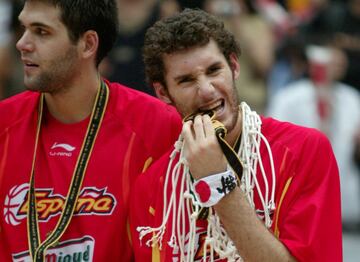 Uno de los mejores jugadores de la historia de España, conquistó el oro con solo 21 años. Ganó el Mundial de Japón cuando todavía militaba en el Joventut de Badalona. Luego llegarían la NBA y el Real Madrid, equipo en el que ha engordado su palmarés hasta decir adiós esta misma temporada. Durante ese largo camino, el alero ha sabido reinventarse: de un jugador espectacular a otro fiero en defensa y fiable desde el perímetro.