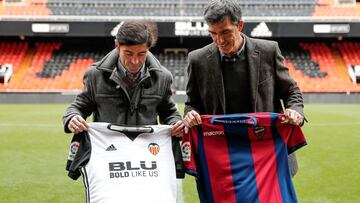 GRAF8703. Val&egrave;ncia (COMUNITAT VALENCIANA), 10/02/2018. Los entrenadores del Valencia CF, Marcelino Garc&iacute;a (izqda), y del Levante UD, Juan Ram&oacute;n L&oacute;pez, posan con las camisetas de sus equipo este mediod&iacute;a en el c&eacute;sp