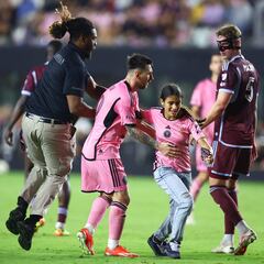 Little girl dodges security on field for selfie with Messi