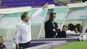 Bernd Schuster da indicaciones desde el banquillo.