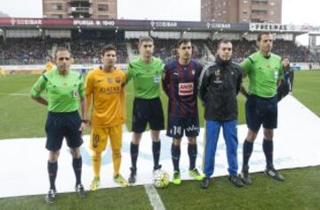El árbitro Undiano Mallenco acompañado por sus asistentes Barbero Sevilla y Zancada Lobato, el cuarto árbitro Fernández Pérez y los capitanes Leo Messi y Dani García. 