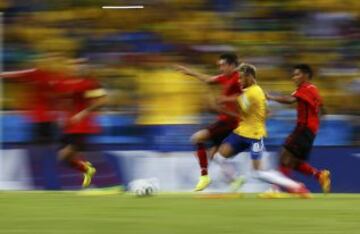 Neymar intenta controlar el balón. 