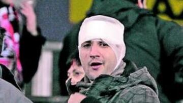 <b>SALVAJADA. </b>Un aficionado rojiblanco fue herido por los ultras.