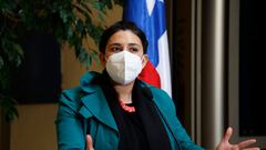 Karol Cariola usa escudos de equipos de fútbol en campaña política y la ANFP le responde