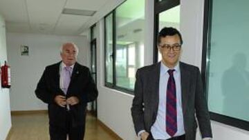 <b>EN LA ALBERICIA. </b>Corino y Ruiz Asenjo visitaron a la plantilla.