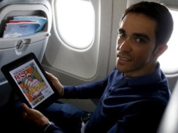 Alberto Contador en el avión de vuelta leyendo el AS.