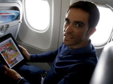 Alberto Contador en el avión de vuelta leyendo el AS.