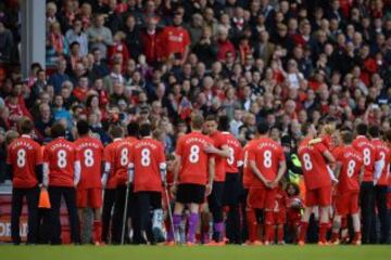 Steven Gerrard deja el Liverpool tras 17 años defendiendo la misma camiseta. Anfield se vistió de gala para hacer inolvidable su despedida.

