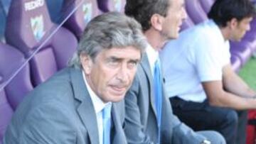 <b>CARENCIAS. </b>Pellegrini, en su banquillo instantes antes del Málaga-Deportivo.