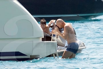 Zidane: Real Madrid coach and his family enjoy the sun in Ibiza