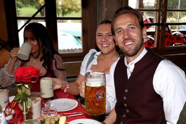 Harry Kane con su mujer, Katie Goodland, durante la fiesta del Oktoberfest celebrada en Múnich.