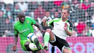 <b>UNA ROCA. </b>Medhi Lacen pugna el esférico con Emaná, el mejor jugador ayer en El Sardinero.